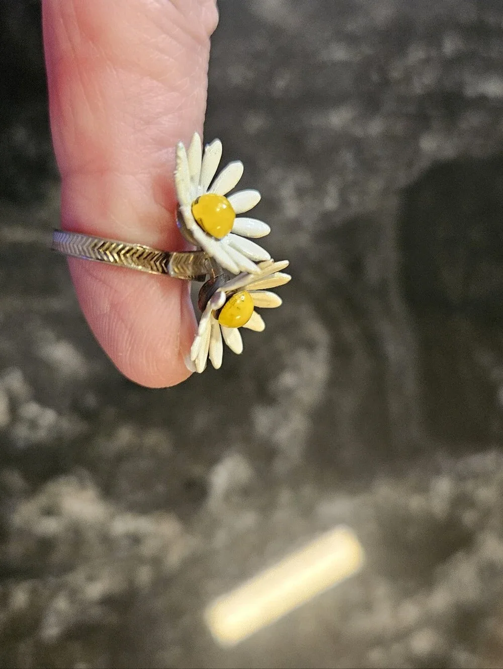 Vintage 1960s Enamel Daisy Bypass Ring - Mod Flower Power Wrap Ring, Excellent C
